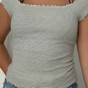 Size S Aeropostale off the shoulder tight top!!